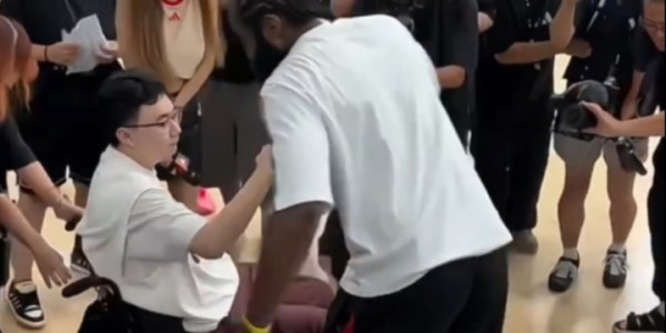 此前捐助的枪击案幸存者！哈登中国行再见郝同学并送上暖心拥抱